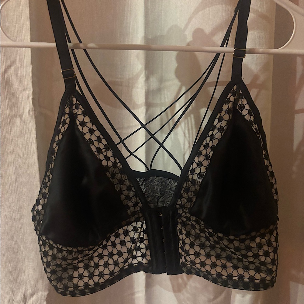 Victorias Secret - Black Lace Bralette RN54867 / CA23226 - SIZE XL